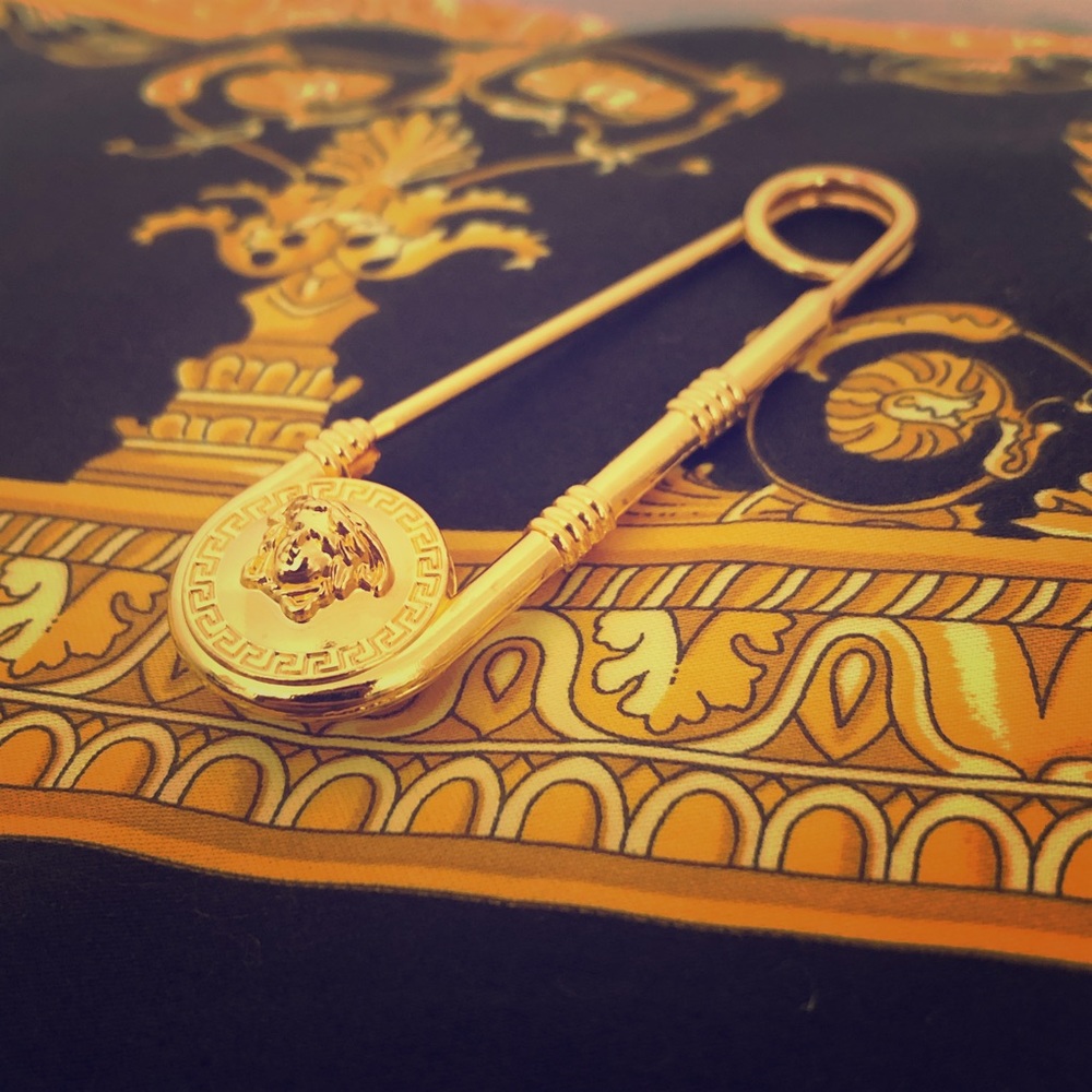 Versace Medusa Gold Pin 🧷